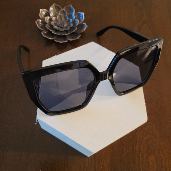 ✨️Last1❗️Black Thick Frame Sunglasses ✨️ - Picture 4 of 11